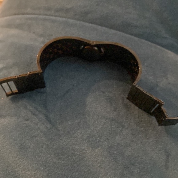 Black color Gucci bangle watch. That watch need battery. Look like new. - Picture 2 of 6
